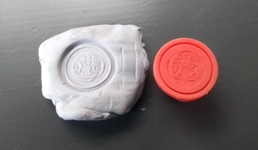 Knetradiergummi mit eingedrücktem Siegelabdruck und daneben der passende 3D-gedruckte Siegelstempel